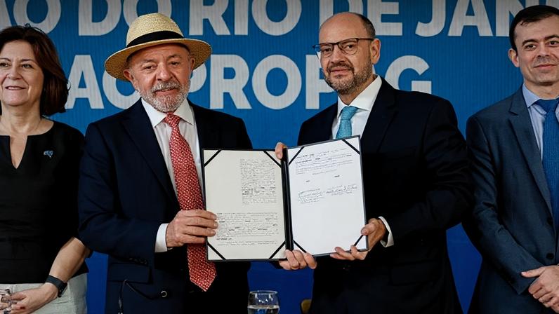 Na image, da esquerda para a direita, Miriam Belchior, Lula, Ricardo Couto e Rogério Ceron após a assinatura da adesão ao Propag
