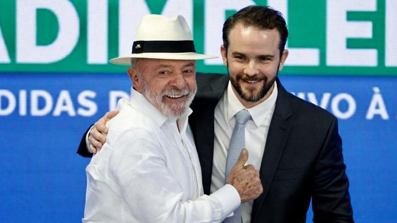 Ao todo, o governo projeta destinar R$ 4 bilhões em recursos do Tesouro Nacional para viabilizar as novas linhas; na imagem, Lula (esq.) e Dario Durigan (dir.)