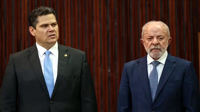 Presidente do Senado, Davi Alcolumbre, e o presidente Luiz Inácio Lula da Silva, durante cerimônia de posse de Nunes Marques como presidente do TSE