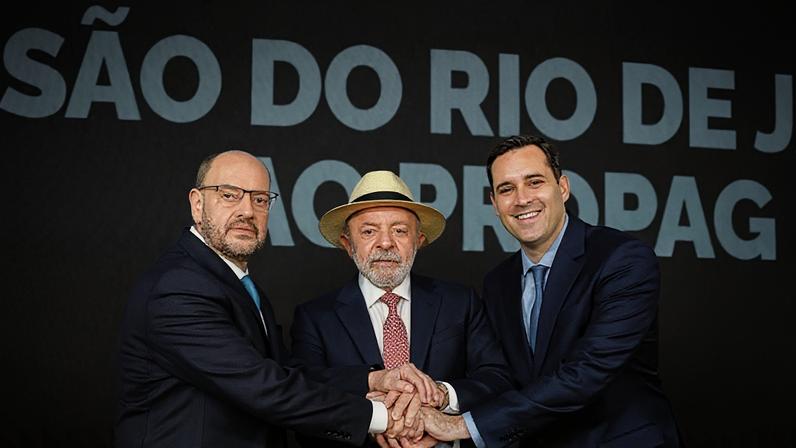 “Foi feito assim com o Sérgio Cabral, foi feito assim com a prefeitura do Rio de Janeiro e será feito com o senhor”, disse