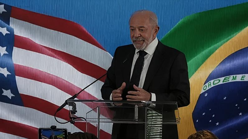 Presidente Lula em coletiva de imprensa na Embaixada do Brasil nos EUA, em Washington