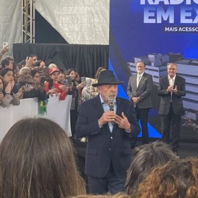 Lula diz que mulher agradeceu prótese do SUS, beijando como nunca