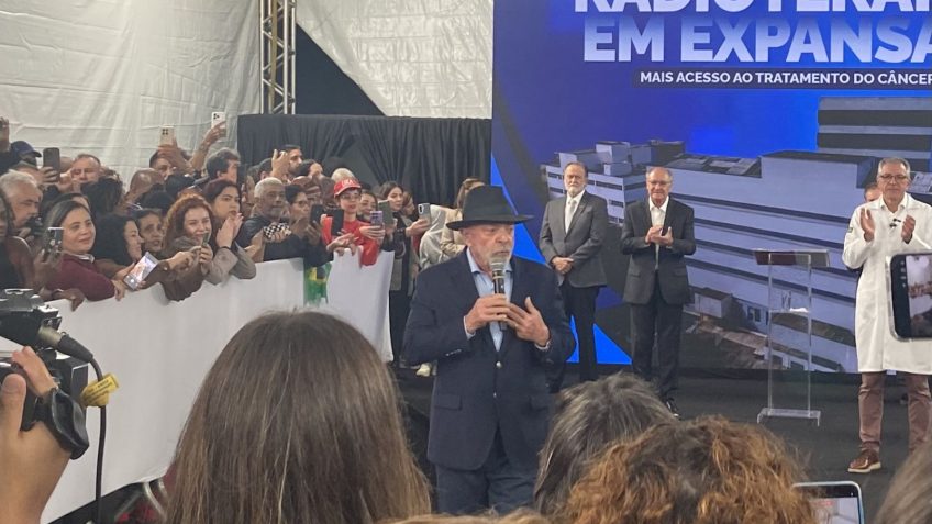 Lula diz que mulher agradeceu prótese do SUS, beijando como nunca