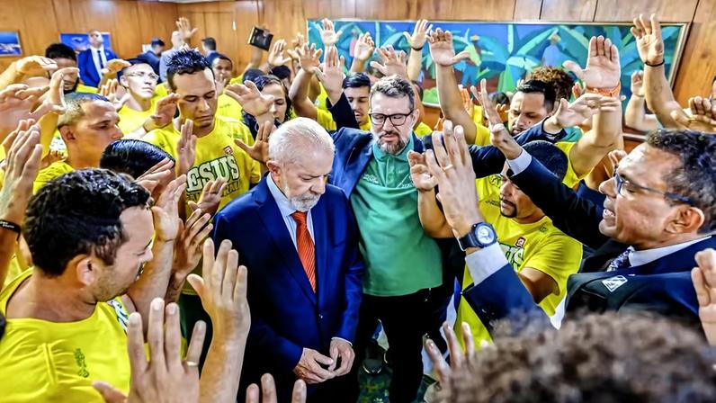 Em foto de arquivo, Lula com evangélicos no Planalto para sancionar lei que instituiu Dia Nacional da Música Gospel