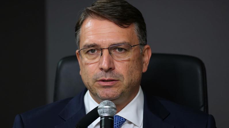 O presidente Luiz Inácio Lula da Silva; e o senador Flávio Bolsonaro (PL-RJ)