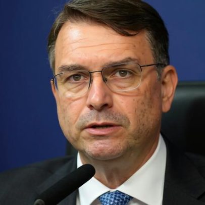Candidato em ascensão nas pesquisas preocupa a direita no duelo Lula x Flávio