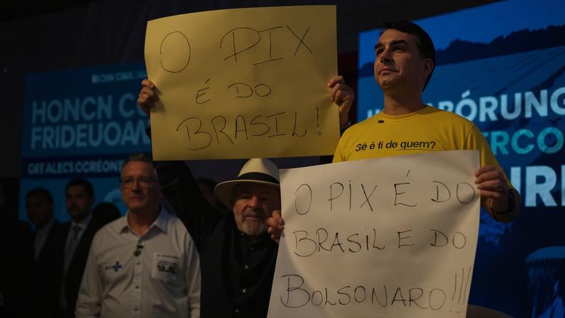 Montagem com as fotos do presidente Lula e do senador Flávio Bolsonaro segurando cartazes em defesa do Pix