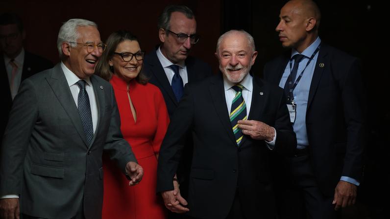 O presidente do Brasil, Lula, ao lado da primeira-dama, Janja, e do presidente do Conselho Europeu, António Costa. (Foto: LUDOVIC MARIN/EFE/EPA/POOL)