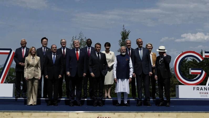 Lula (de chapéu) acabou encaminhado por um funcionário à outra ponta do grupo de líderes para o registro da foto oficial do G7. (Foto: EFE/ Yoan Valat)