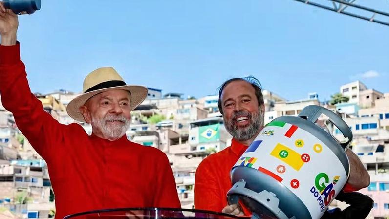 Ao lado do ministro Alexandre Silveira, o presidente Lula, quando anunciou, em 2025, programa Gás do Povo, em MG