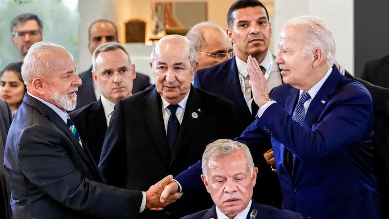 O presidente Luiz Inácio Lula da Silva (PT) cumprimenta Joe Biden, presidente dos Estados Unidos, em reunião de cúpula do G7 (Foto: Ricardo Stuckert/PR)