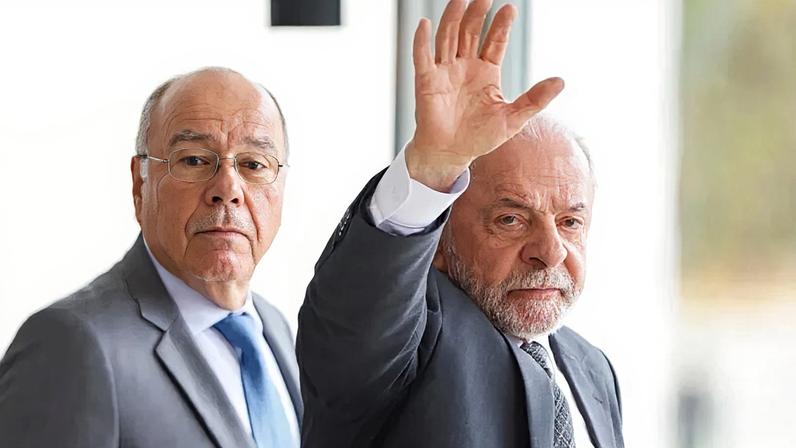 O presidente Luiz Inácio Lula da Silva e o chanceler Mauro Vieira durante agenda no Palácio do Planalto; governo tenta reverter restrição da União Europeia à carne brasileira