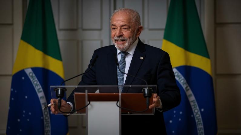 Presidente Luiz Inácio Lula da Silva falando em púlpito