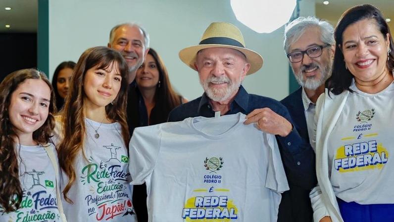 "O papel de um governante é desafiar o problema e encontrar uma solução”, disse Lula a estudantes no Rio