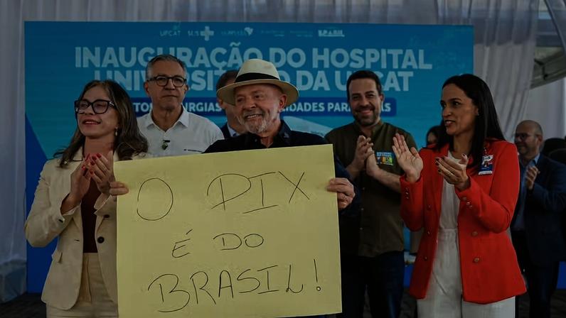 Presidente Luiz Inácio Lula da Silva exibe cartaz com defesa do Pix em cerimônia de inauguração do Instituto Federal Goiano, em Catalão (GO)
