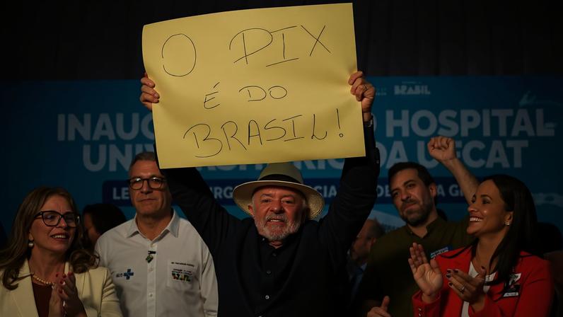 Lula segura cartaz com a frase "O Pix é do Brasil"