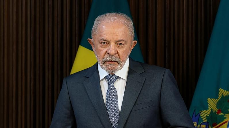 O comercial também cita a defesa do fim da escala de trabalho 6 X 1; na imagem, Lula