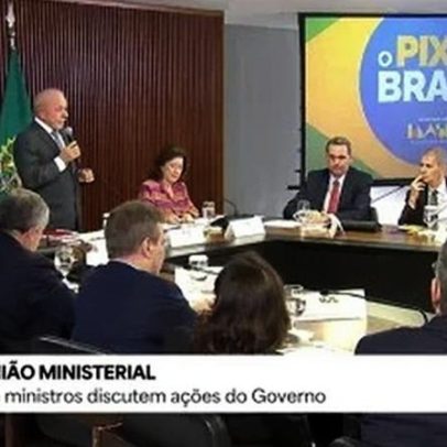 Lula exibe telão com frase 'Pix é do Brasil' em reunião ministerial