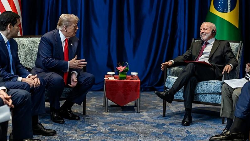 Recomendação dos EUA para impor uma tarifa adicional de 25% sobre parte dos produtos brasileiros foi anunciada na 2ª feira (1º.jun); na imagem, Donald Trump (à esquerda) e Lula (à direita)