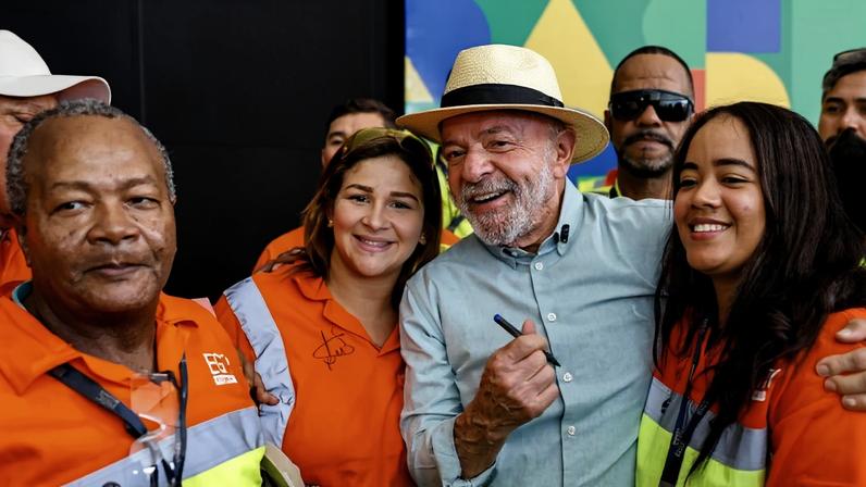 Lula (de chapéu) participou de anúncios de entregas na Nova Serra das Araras, no Rio, e depois embarcou para São Paulo