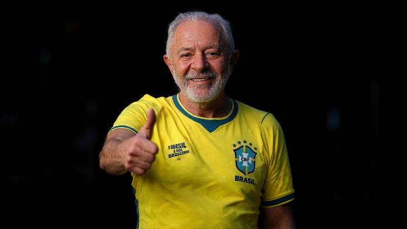 Lula veste camisa da seleção após vitória do Brasil no vôlei