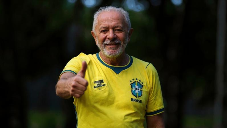 Na imagem, o presidente Luiz Inácio Lula da Silva com a camisa da seleção brasileira