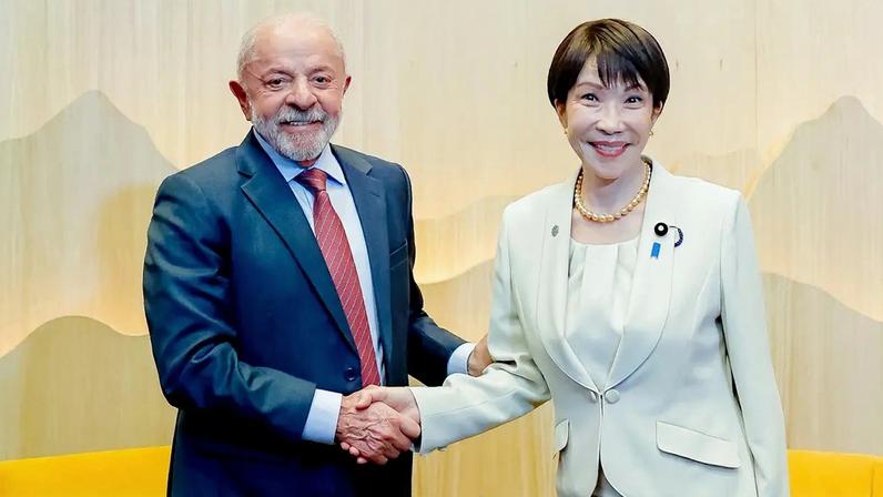 Lula cumprimenta a primeira-ministra do Japão, Sanae Takaichi, em encontro às margens da cúpula do G7 (Foto: Ricardo Stuckert/PR)