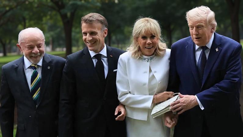 Lula e Trump, entre o presidente francês, Emmanuel Macron, e a primeira-dama francesa, Brigitte Macron, na cúpula do G7 em Évian-les-Bains (Foto: LUDOVIC MARIN/EFE/EPA)