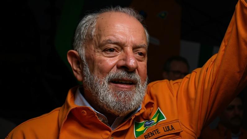 O presidente Luiz Inácio Lula da Silva, pré-candidato à reeleição em 2026, durante cerimônia de retomada de obras em refinaria de petróleo em Ipojuca (PE)