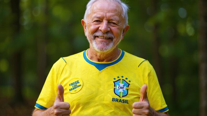 Luiz Inácio Lula da Silva com a camisa da Seleção Brasileira na Granja do Torto