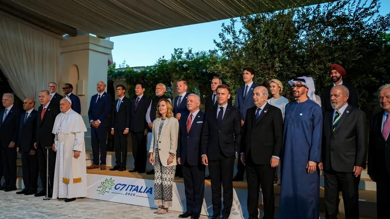 Presidente da República, Luiz Inácio Lula da Silva, posa para a fotografia oficial da reunião do G7, ao lado dos Chefes de Estado e de Governo dos países do segmento externo da Cúpula do G7 e os representantes de organizações internacionais convidadas, no Hotel Borgo Egnazia. (Foto: Ricardo Stuckert / PR)