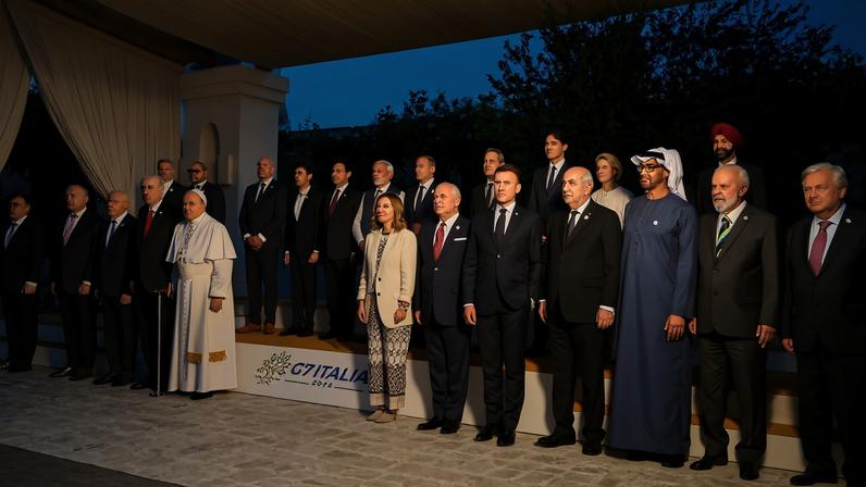 Luiz Inácio Lula da Silva posa para a fotografia oficial da reunião do G7, ao lado dos Chefes de Estado e de Governo dos países do segmento externo da Cúpula do G7 e os representantes de organizações internacionais convidadas, no Hotel Borgo Egnazia. Foto: Ricardo Stuckert / PR