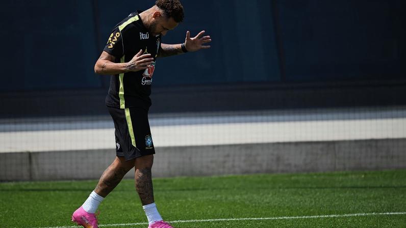 Neymar durante treinamento da Seleção Brasileira (Foto: MAURO PIMENTEL/AFP)