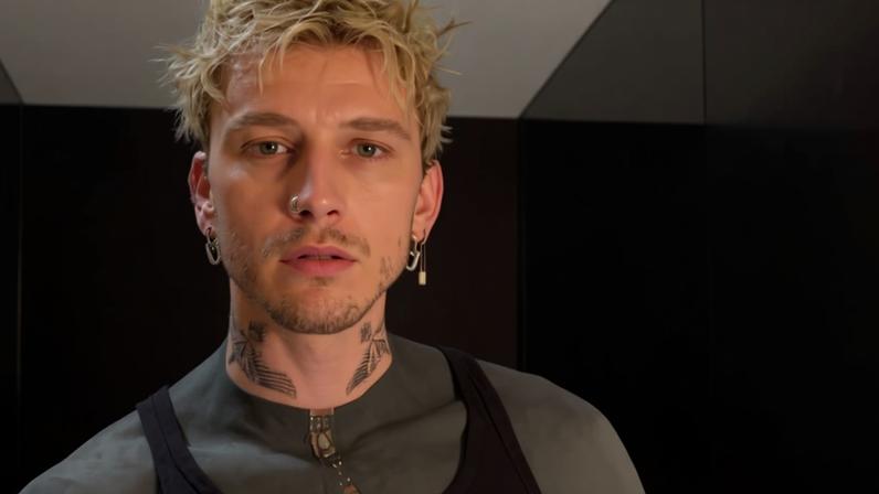 Machine Gun Kelly exibindo seu corpo tatuado — Foto: Reprodução/Instagram