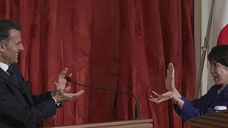 Macron e Takaichi brincam de Dragon Ball em Tóquio