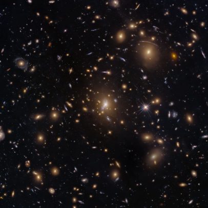 Hubble observa enxame de galáxias no universo