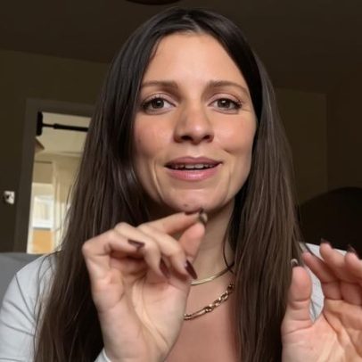 Terapeuta explica mudança que mães sentem quando os parceiros chegam em casa