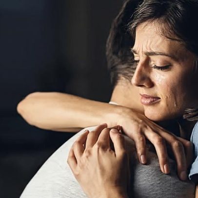 Surto psicótico no puerpério: sinais, definição e urgência médica