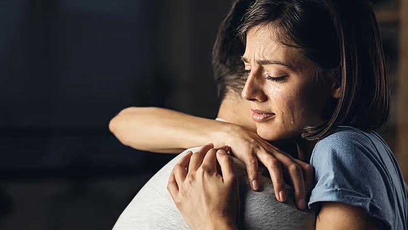 Surto psicótico no puerpério: o que é, como reconhecer e por que é uma emergência psiquiátrica