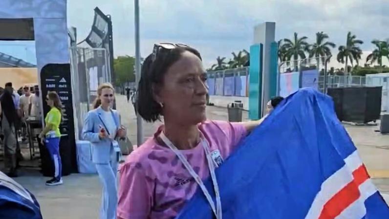 Ana Cândida Évora, a mãe do goleiro Vozinha, na entrada do Miami Stadium — Foto: Reprodução/X