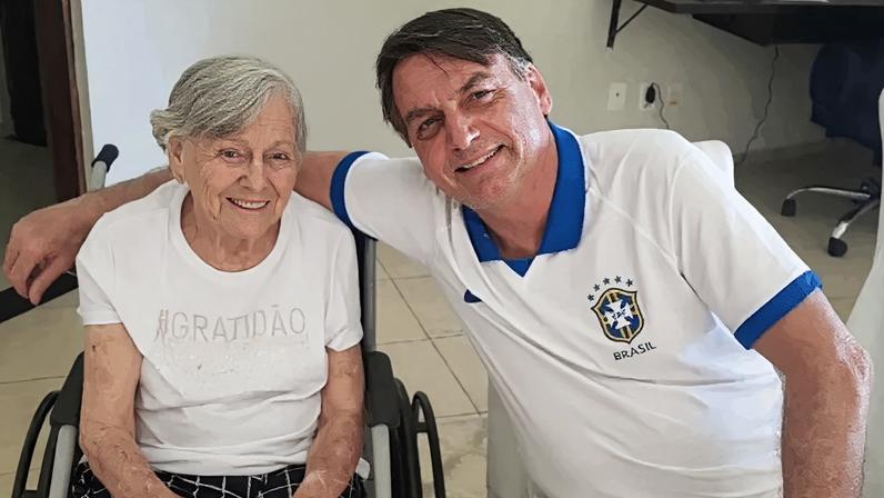 Na imagem, Olinda Bolsonaro e seu filho, o ex-presidente Jair Bolsonaro