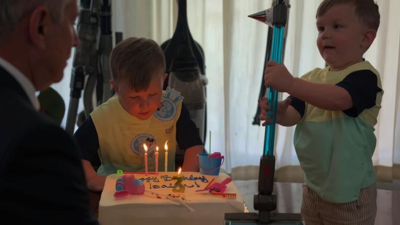 Mãe organiza festa com tema de aspirador de pó para filho de 3 anos