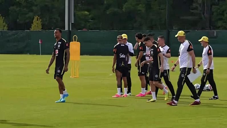 Neymar, que se recupera de uma lesão na panturrilha, foi a exceção. Ele não foi a campo no trecho exibido no vídeo e segue afastado após ter detectada uma lesão de grau 2 em um exame em Teresópolis, durante a preparação do time para o amistoso contra o Panamá.