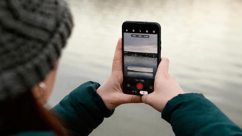 Apps permitem criar versões vertical e horizontal da mesma gravação, facilitando a publicação de vídeos em diferentes plataformas — Foto: Reprodução/Magnific (antigo Freepik) | Edição: Raphael Alves