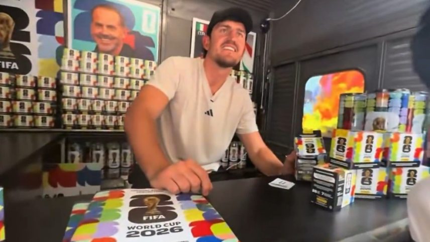 Maguire apareceu distribuindo figurinhas em Nova York — Foto: Reprodução