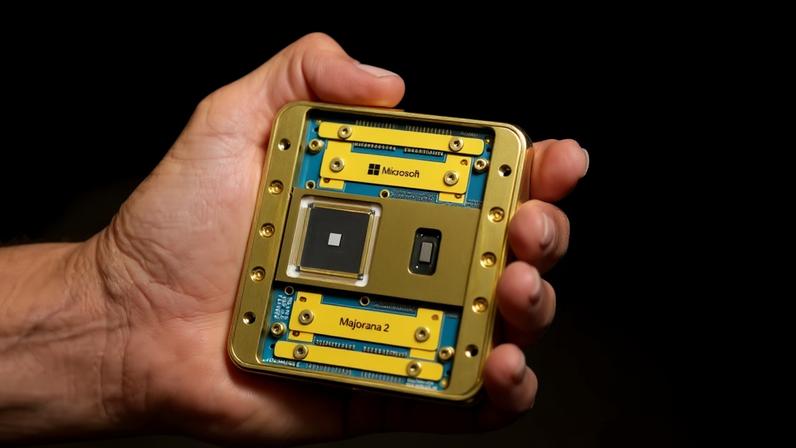 Microsoft apresenta o chip quântico Majorana 2 — Foto: John Brecher / Microsoft