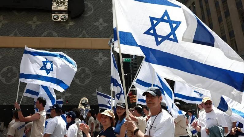 Desfile do Dia de Israel na Quinta Avenida, em Nova York, neste domingo (31) (Foto: STEPHANIE AUGELLO/EFE/EPA)