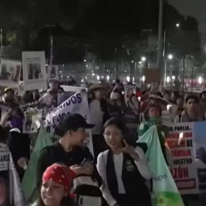 Famílias de desaparecidos marcham rumo ao estádio na abertura da Copa no México