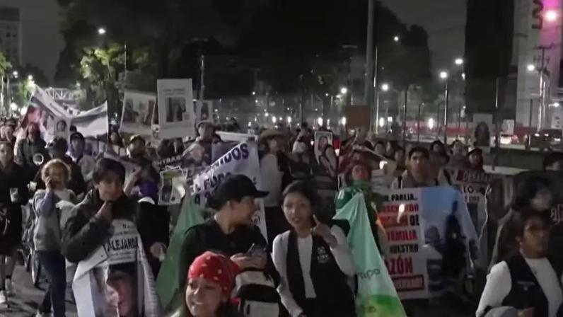 Famílias de desaparecidos marcham em direção ao estádio do México em meio à abertura da Copa