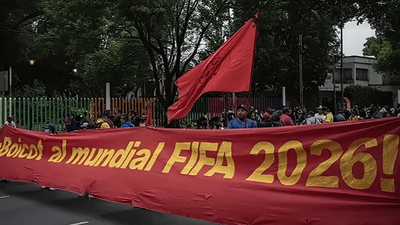 Manifestação de professores em direção ao Estádio Azteca, palco do jogo de abertura da Copa do Mundo de 2026